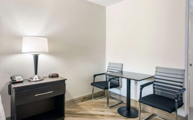 Clarion Inn & Suites Kissimmee-Lake Buena Vista South