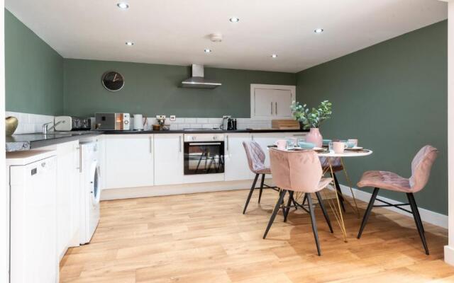 Stylish 2 bed town centre apartment with parking