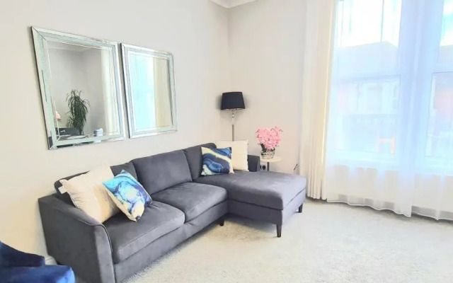 Spacious 3 bedroom flat near the sea