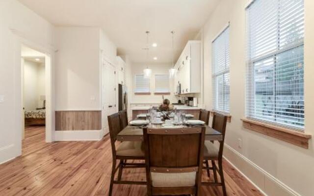 Spacious 3BR on Carondelet by Hosteeva