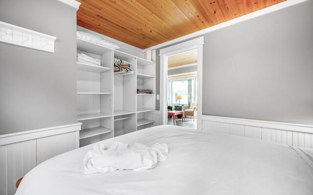 Lakeside Serenity Retreat 10