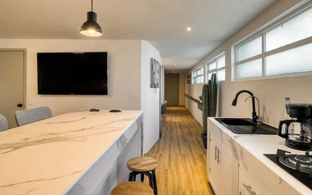 Comfy Apartment with Leafy Views by Tasman