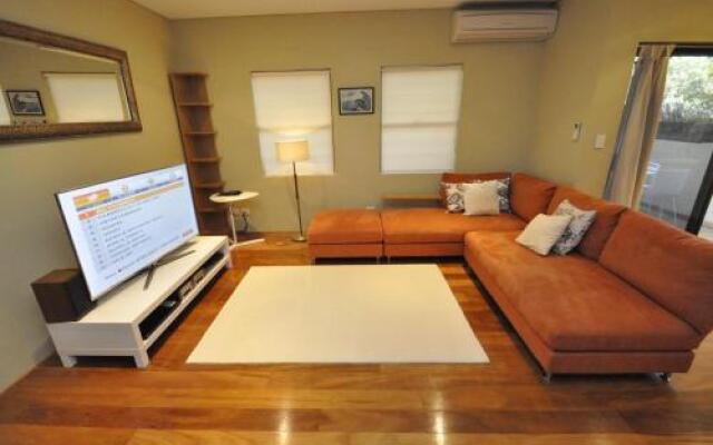 Glebe Self-Contained Modern One-Bedroom Apartment (47ROS)