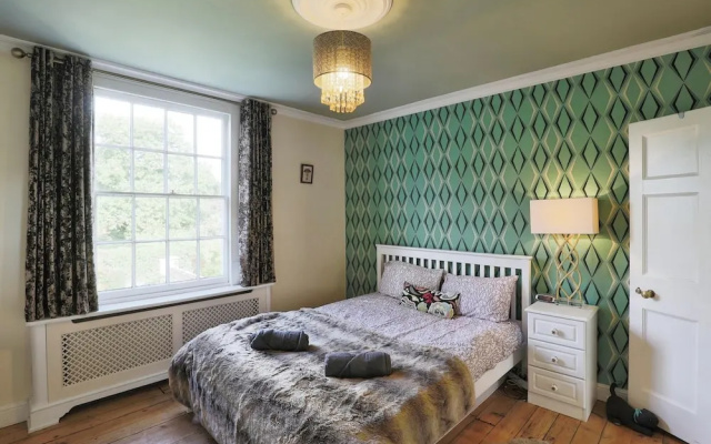 Charming 4-Bed Georgian Home in Central Worcester
