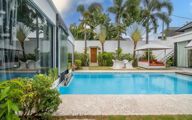 Serene 4br Seminyak Villa with Tropical