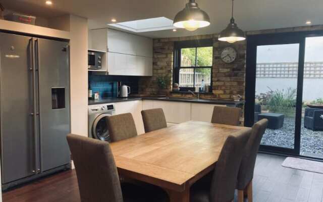 Charming 3-bed House in London