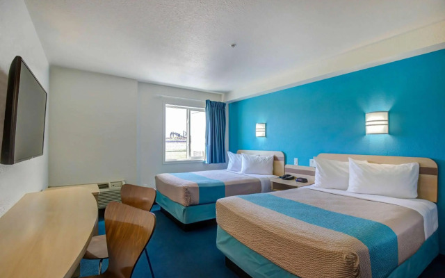 Motel 6 Grande Prairie, AB