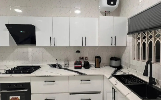 3 Bed Flat - Sleeps 6 - Parking - Wifi