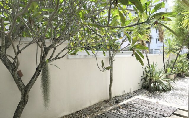 Gurney 4 Plus 1 Bali Style Tranquil Villa