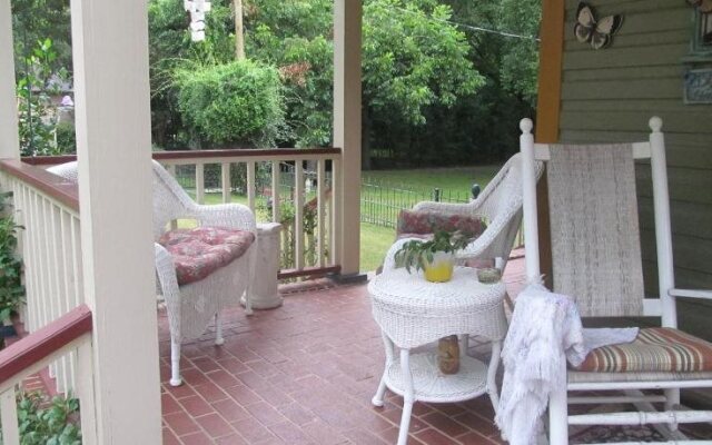 Benefield House Bed & Breakfast