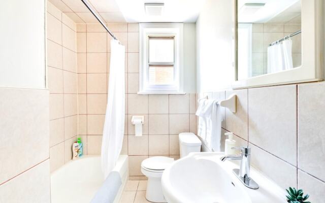 1BR Apt w King Bed Netflix - Close to Downtown