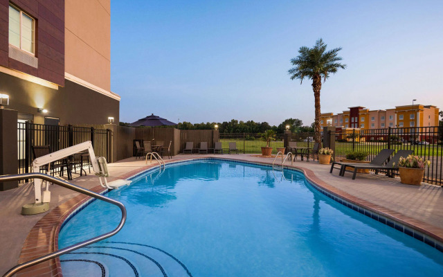 La Quinta Inn & Suites by Wyndham Gonzales LA