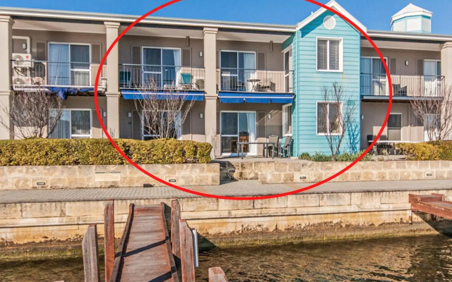 Waters Edge Apartment with Jetty