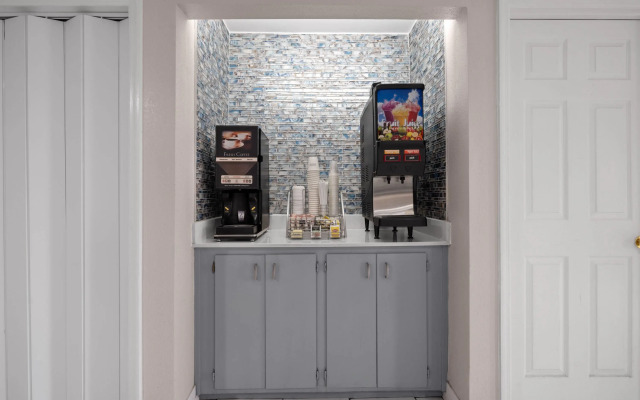 Super 8 by Wyndham Covington