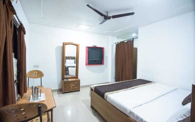 SPOT ON 37708 Hotel Royal Star