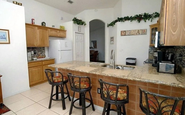 Home 4 BR Pool Sleeps 9