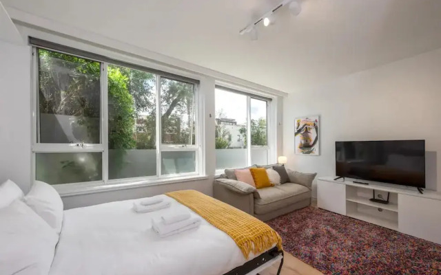 Lovely Studio With Free Parking in East Melbourne!