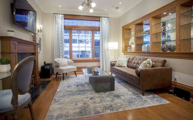 Spacious 1BR - King Bed and Terrace