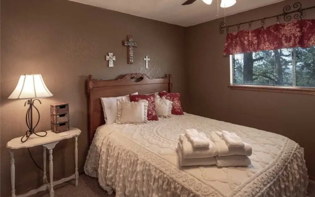 Majestic Retreat - Four Bedroom Cabin