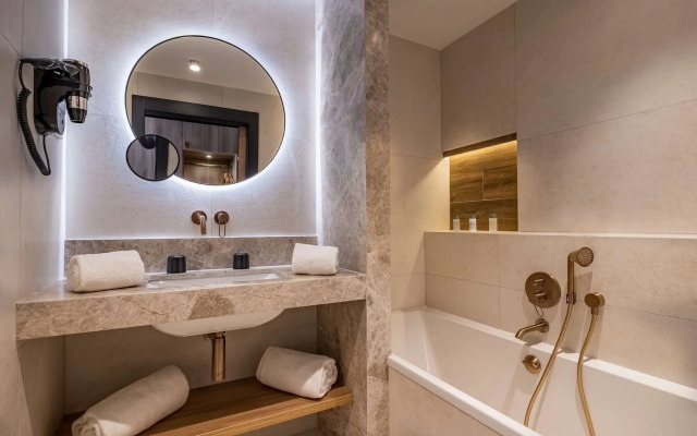 Golden Tulip Lyon Ouest Techlid Hotel & Spa