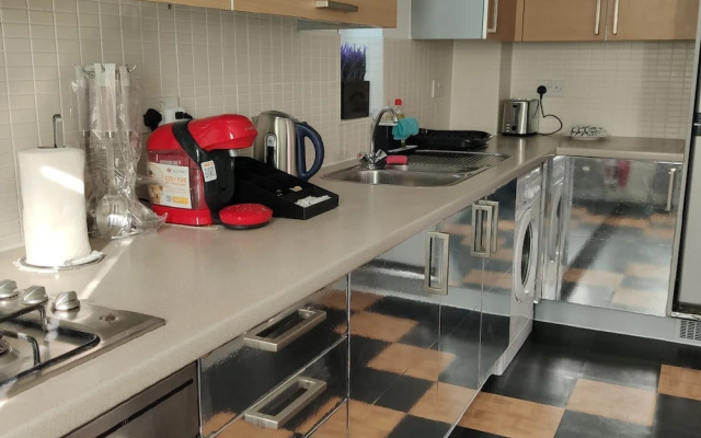 Charming and Stylish 2-bed Apart - London Dagenham