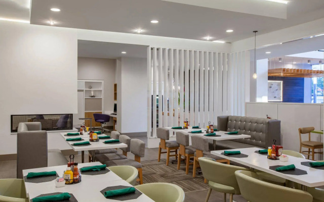 Holiday Inn Cleveland Clinic by IHG