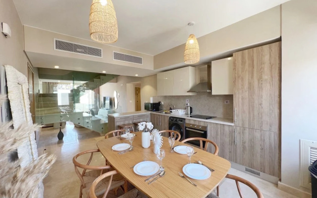 Xuru Stays I Homestyle & Summery 1bdr@ Mangroovy Free Beach Pool