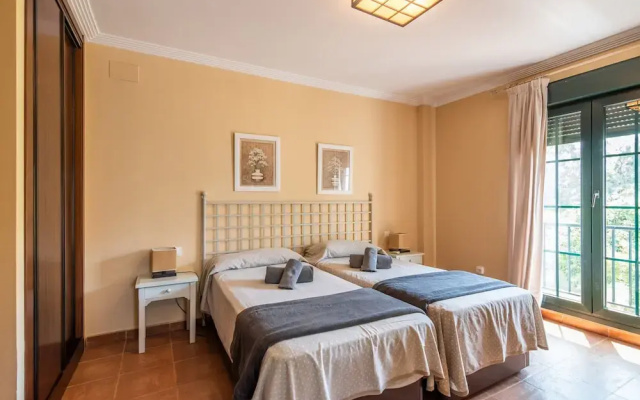 Golfside Comfort With Terrace & Pool