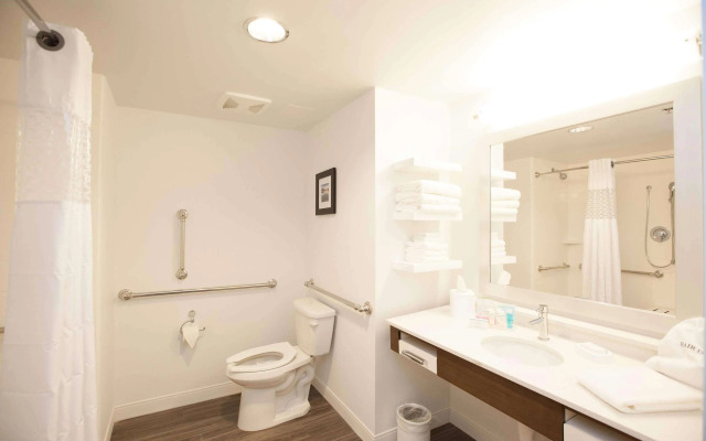 Hampton Inn Emerson LakePoint