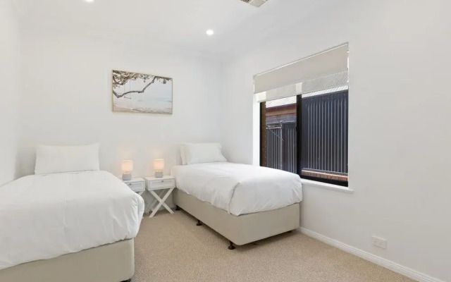 Quiet 2-bed Retreat With Private Courtyard