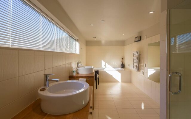 Shotover Penthouse & Spa by Staysouth