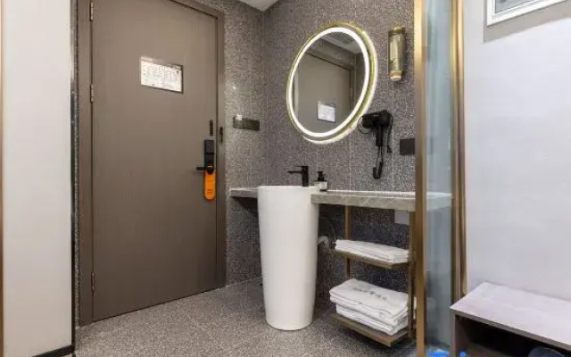 Pengpai Light Luxury Hotel (Chongming Chenjiazhen)