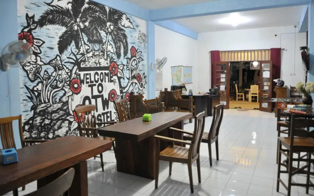 On The Way Hostel & Lounge