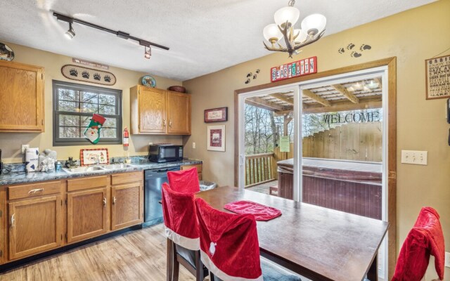 Bearfootin' 3 Bedroom Cabin by RedAwning