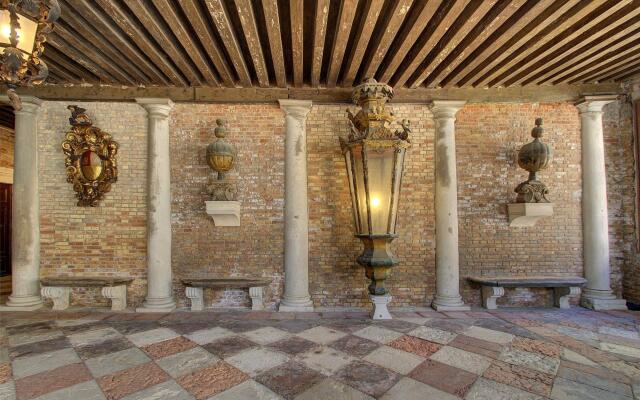 DOGE SPIRAL STAIRS gorgeous, historical, 4pax