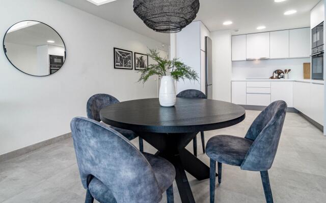 INF42M- Modern city apartment, families only