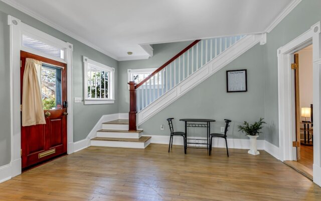 Beautiful home full of magnificent charm! Cozy and private backyard! Close to downtown!