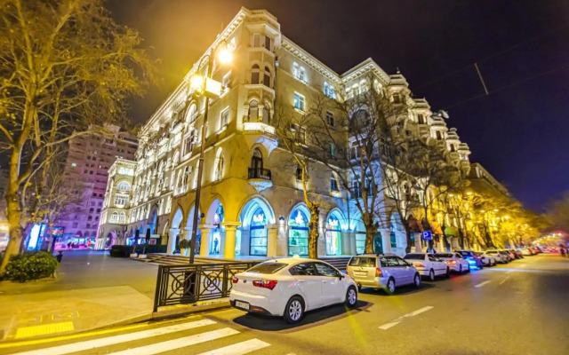 M Estate. Targovu. Nizami Street 4 room. (021).