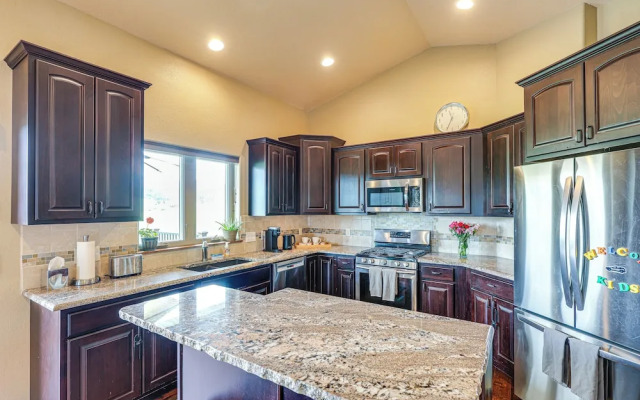 Spearfish Retreat w/ Fireplace + Mountain Views!