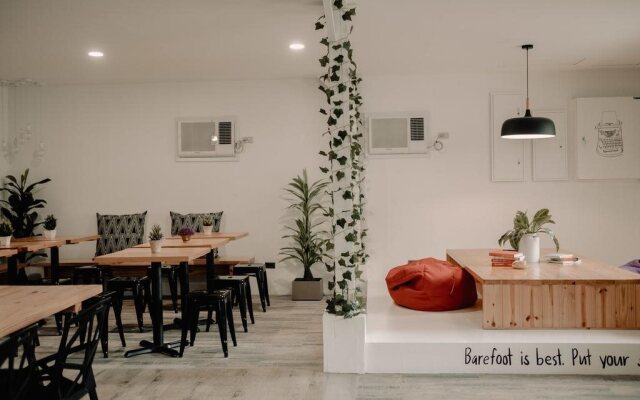 Murals Hostel & Cafe