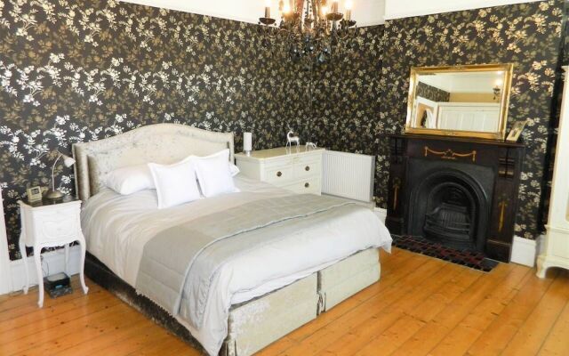 Period Home - Charming Features - 1 Mile From Hoe