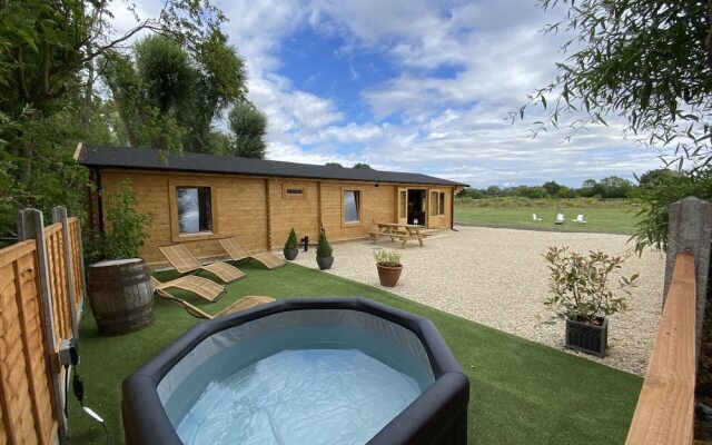 Inviting 3-bedroom Lodge in Ashton Under Hill