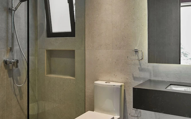 Singular Signature Residences