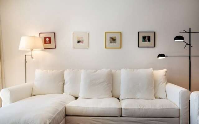 Gorgeous Apartment in Alges With Stunning Rooftop Pool