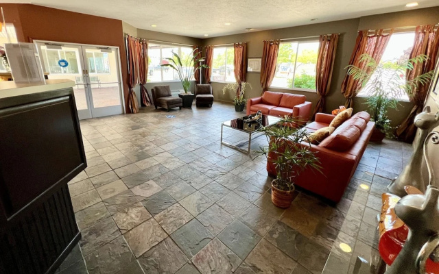 Court Plaza Inn & Suites