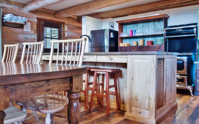 Snow Creek Cabins by Fernie Lodging Co.