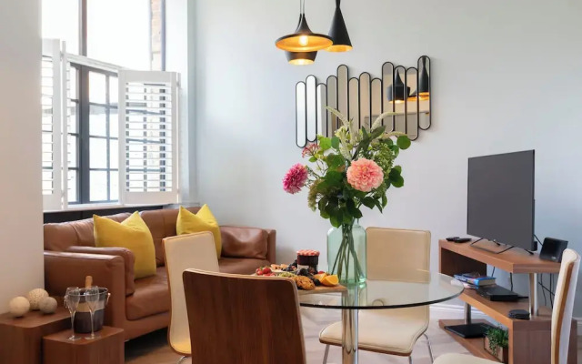 Elliot Oliver - Stylish 2 Bedroom Town Centre Apartment