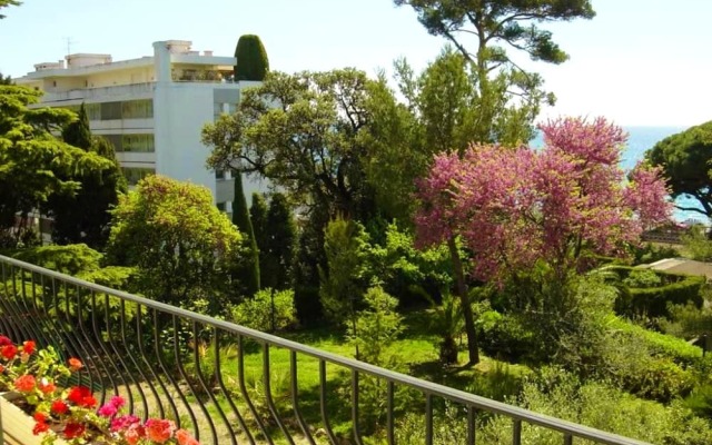 Studio in Cannes, With Wonderful sea View, Enclosed Garden and Wifi -