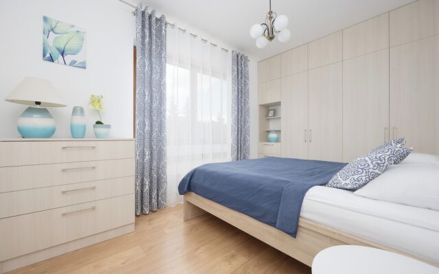 Apartment With Parking by Renters
