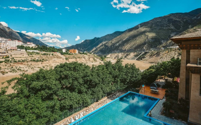 LUX Tea Horse Road Deqin Benzilan